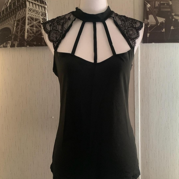 Hollow-out Floral Lace Sleeveless Top - Picture 3 of 4